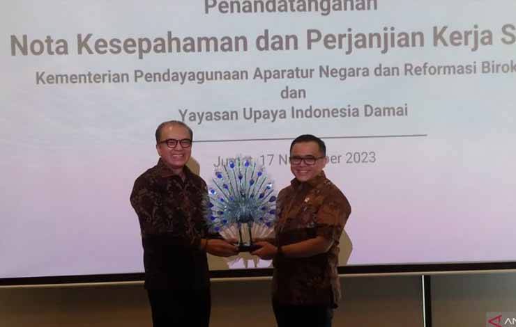 Menteri PANRB dan Pimpinan Yayasan UID