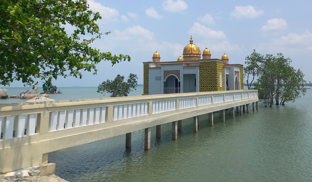 Masjid terapung Al-Kautsar di Bangka